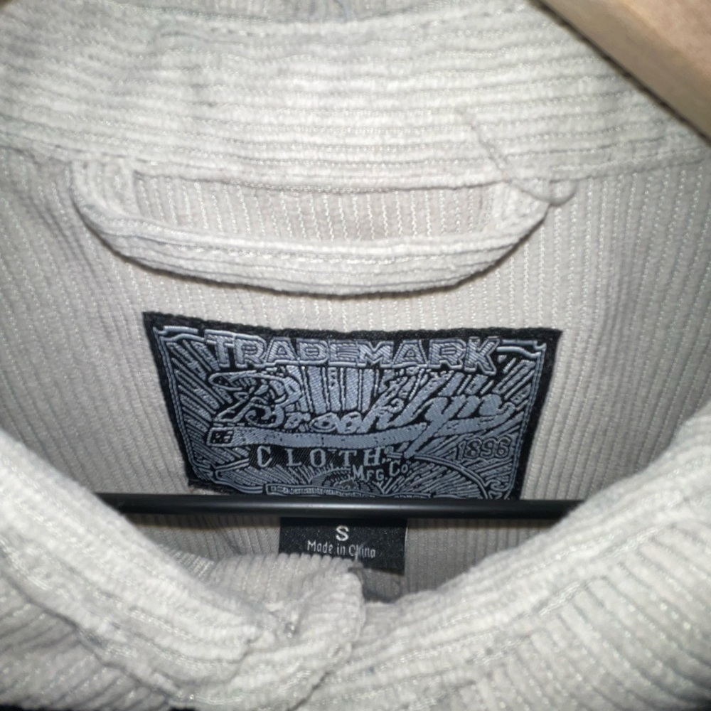 Button down - Picture 3 of 3